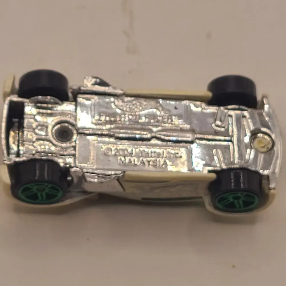 Hot Wheels Phantom Racer Car 2004 White Green Windshield Windows 1:64 Loose